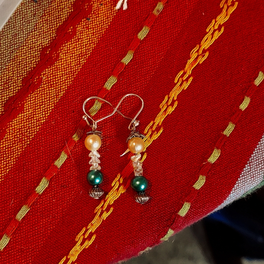 Colored Cultured Pearls & small cut glass crystal earrings 12k g